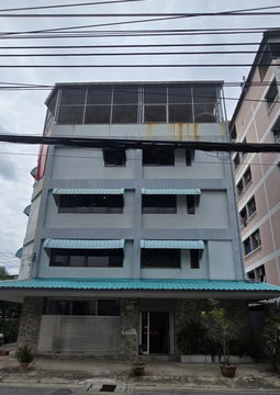 For rent, lease, freehold building, Huai Khwang, Soi Pracha Rat Bamphen 15, affordable price. Interested? Line: @951qfbfi