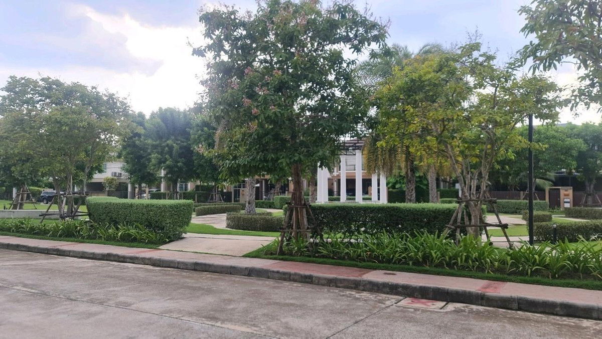 รูป 🏡 บ้านเดี่ยว 2 ชั้น พัฒนาการ –  พร้อมเข้าอยู่  📍 ทำเลพัฒนาการ 🌳 วิว สวน 🏊‍♂️ สระว่ายน้ำในหมู่บ้าน - รูปที่ 6/23