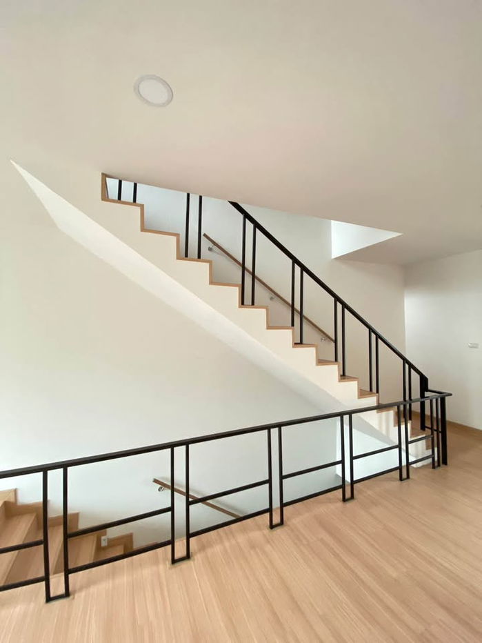 picture Three-story office space for rent with 3 bedrooms,3 toilets and 1 kitchen. - 7/11