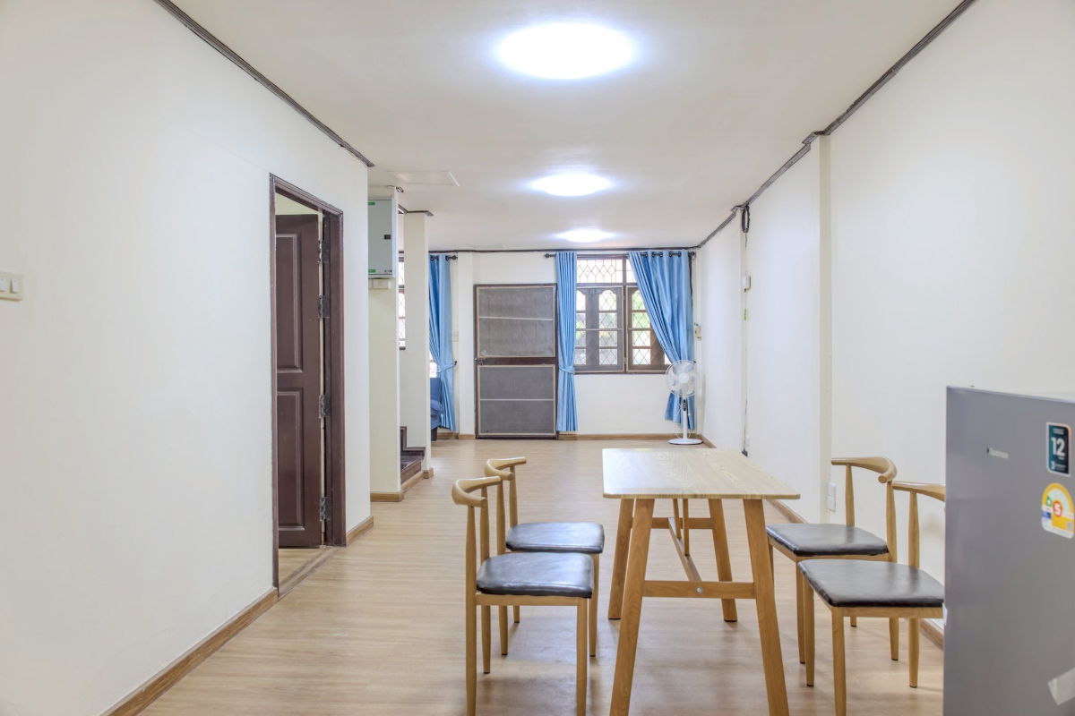 รูป 🏡 ให้เช่าบ้าน 2 ชั้น ห้วยขวาง รัชดา | 4 นอน | จดทะเบียนได้ | 35,000 บ./ด. - รูปที่ 2/21