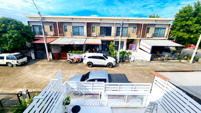 Townhouses for sale ถนนวัชรพล : 🏡✨ For Sale: Renovated 2-Storey Townhome | Wongwaen–Ram Inthra 💰 Price: 2.9 MB | Move-in Ready  📍 Prime Location – Easy Access