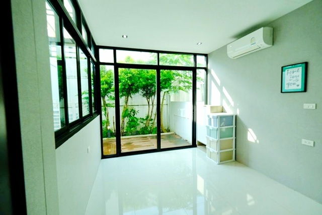 รูป เลียบด่วนเอกมัย ถูกสุด ลด36% เดอะวอล์ค เกษตร-นวมินทร์ 800 ม. ให้เช่าทาวน์โฮมสุดหรู 3 ชั้น 26 ตร.ว.310 ตร.ม. จัดเต็มเฟอร์ฯ 3 นอน MRT มัยลาภ - รูปที่ 6/8