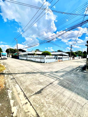 Houses for sale Wang Thonglang : Corner house for sale, beautiful plot, Wang Thonglang - Bang Kapi, Soi Ladprao 101