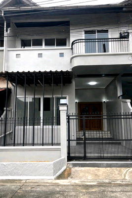 Townhouses for sale Lat Phrao 107 : 🏡 Urgent Sale! 2-Storey Townhouse in Prime Bang Kapi Location 🔥 📍 Near The Mall Bangkapi 🛍️  ✨ Fully Renovated • Move-in Ready