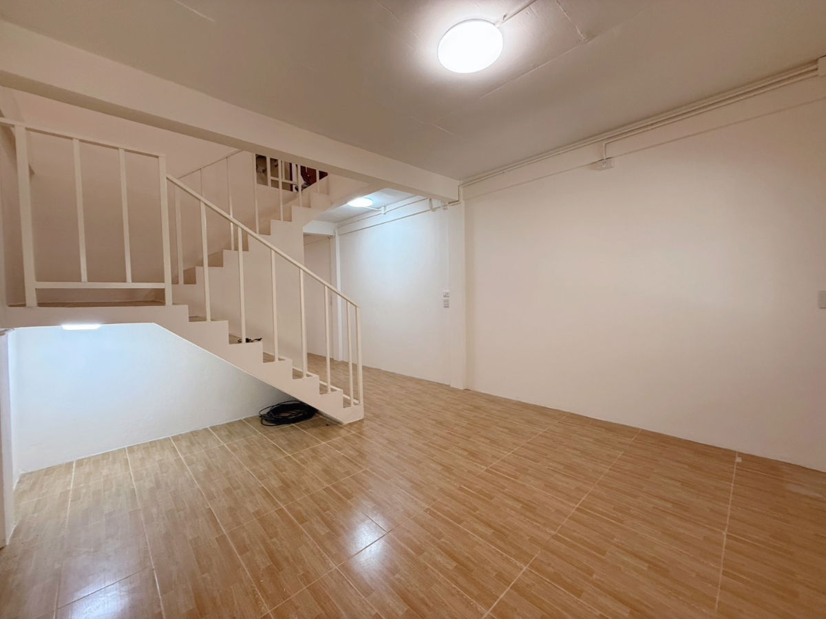 รูป ขายทาวน์เฮ้าส์ 2 ชั้น รีโนเวทใหม่ (มี 2 หลังติดกัน) ซอยลาดพร้าว 41 ใกล้รถไฟฟ้าสายสีเหลืองสถานีโชคชัย 4 ประมาณ 900 เมตรเท่านั้น - รูปที่ 1/15