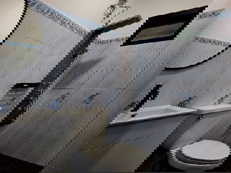 picture Home for sale with existing tenants, generating immediate income upon ownership. - 31/31