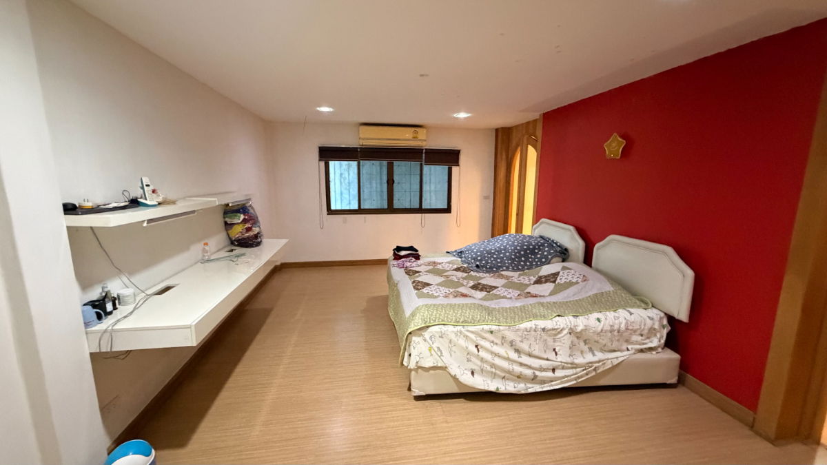 picture Prime commercial building on Super Highway, before Nimman area. - 7/24