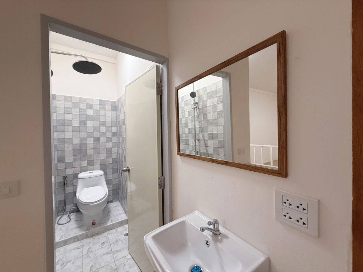 รูป ขายทาวน์เฮ้าส์ 2 ชั้น รีโนเวทใหม่ (มี 2 หลังติดกัน) ซอยลาดพร้าว 41 ใกล้รถไฟฟ้าสายสีเหลืองสถานีโชคชัย 4 ประมาณ 900 เมตรเท่านั้น - รูปที่ 13/15