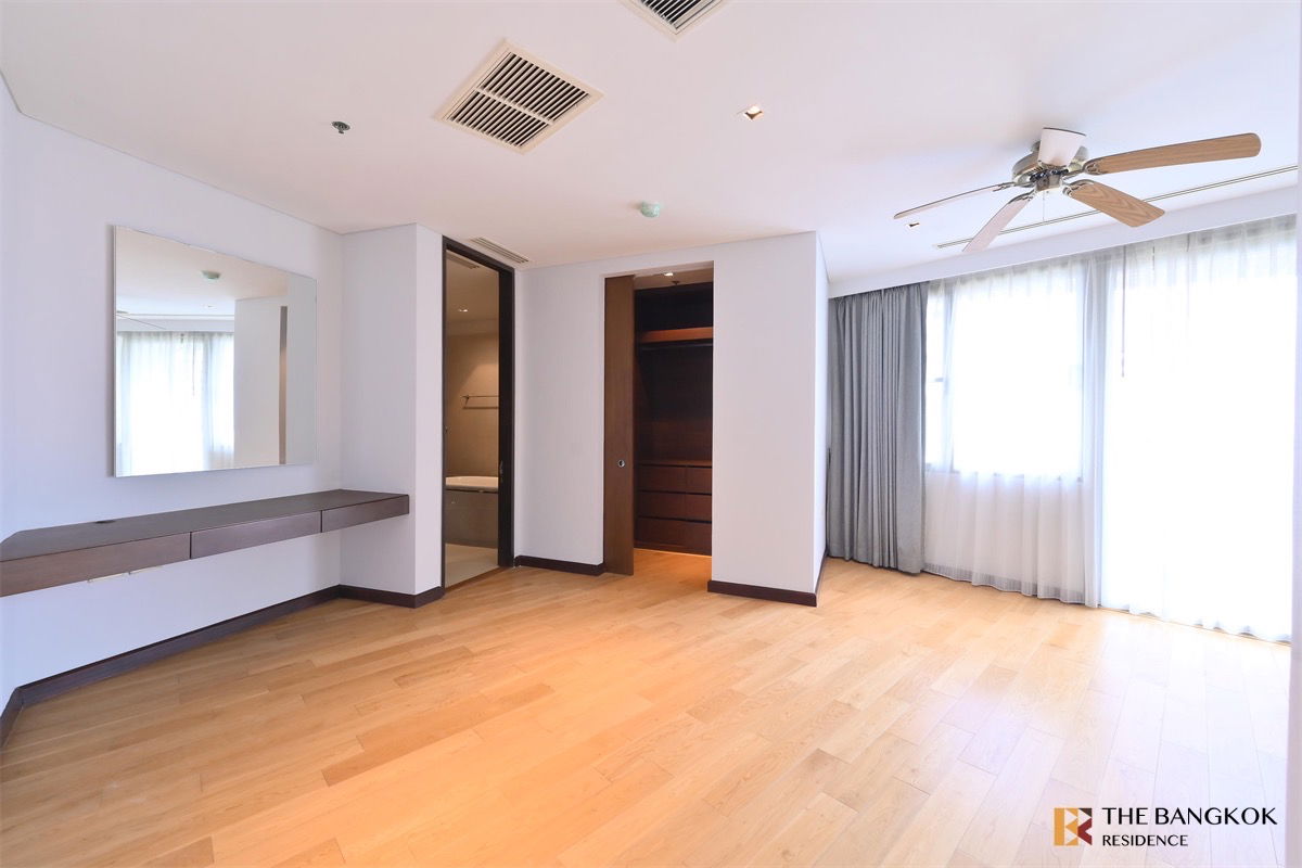 picture The Lakes 💎 Elegant High-Rise Unit with Lake View & Large Balcony  - 4/8