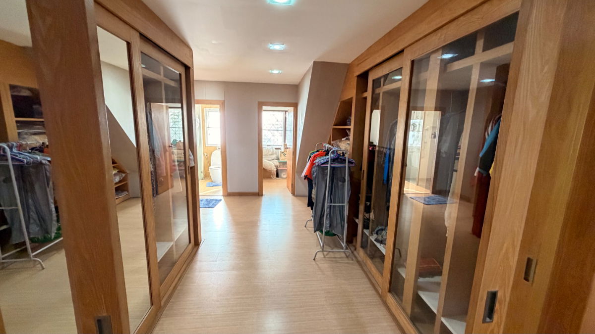 picture Prime commercial building on Super Highway, before Nimman area. - 8/24