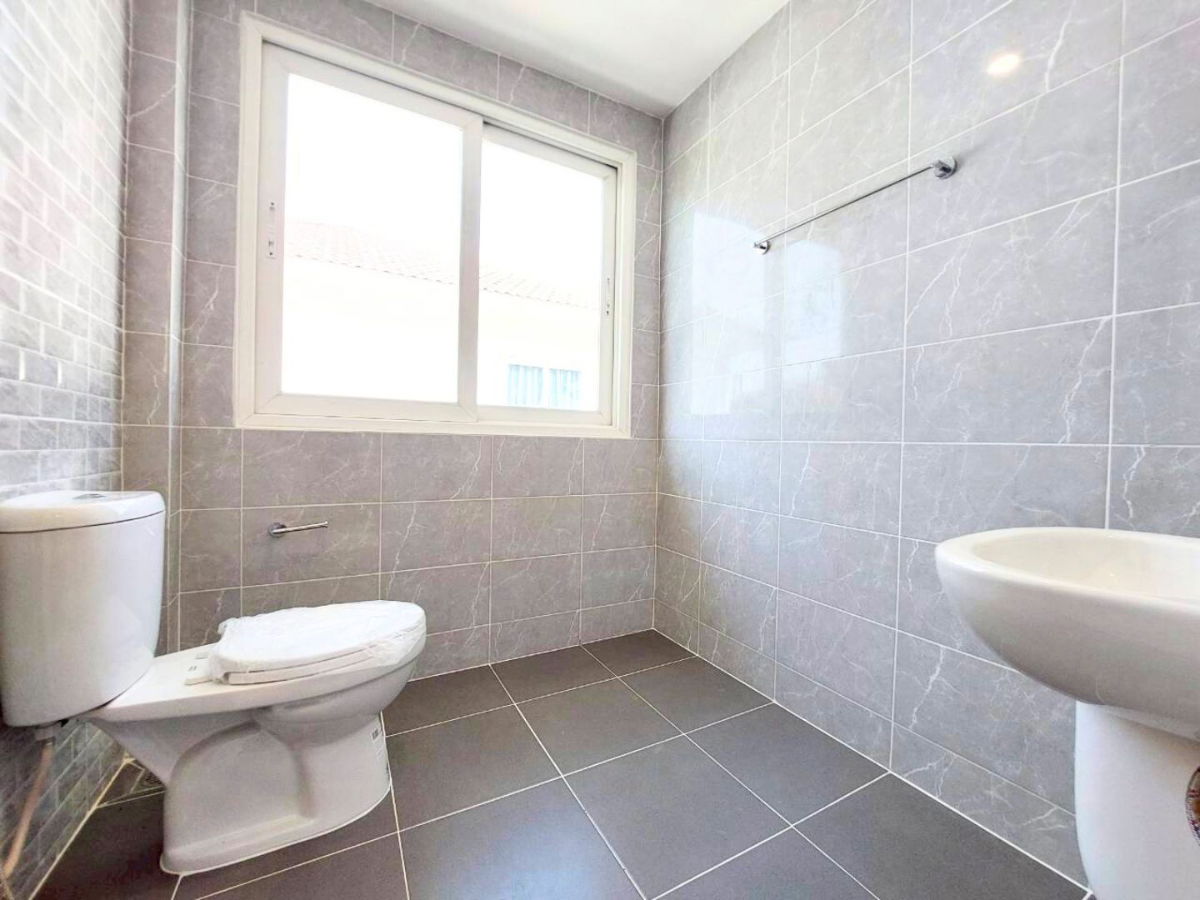 รูป บ้านหลังริมท้ายซอย เป็นส่วนตัว 129 ตร.ว. แต่งครบพร้อมเฟอร์ฯ รีโนเวทใหม่กริ๊บทั้งหลัง  ลดแรงรับปีใหม่! ราคาเพียง 7.59 ลบ. บ้านสวยพร้อมอยู่ ทำเลทอง - รูปที่ 16/27