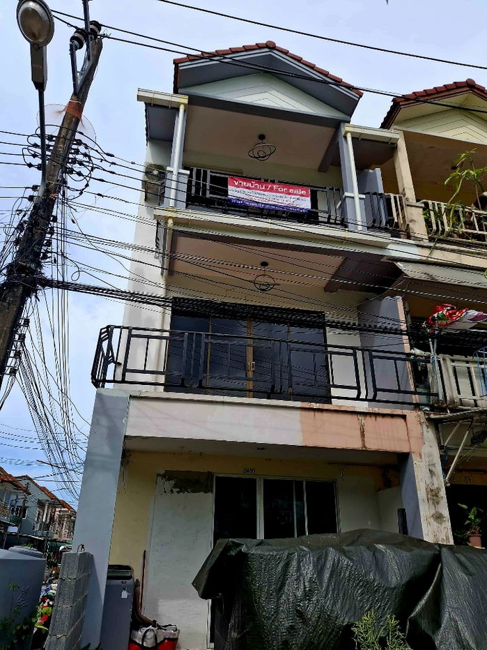 picture Home for sale with existing tenants, generating immediate income upon ownership. - 3/31