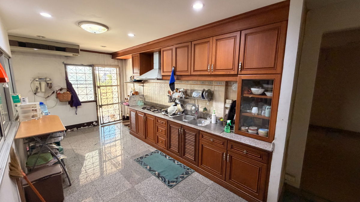 picture Prime commercial building on Super Highway, before Nimman area. - 11/24