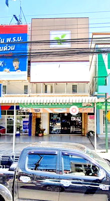 อาคารพาณิชย์ให้เช่า : ทำเลทอง กาฬสินธุ์ ให้เช่าอาคารพาณิชย์ 3 ชั้น ให้เช่าชั้น 1 รร.กมลาไสย 700 ม. พร้อมป้ายโฆษณา 20 ตร.วา. 80 ตร.ม.1 น้ำ
