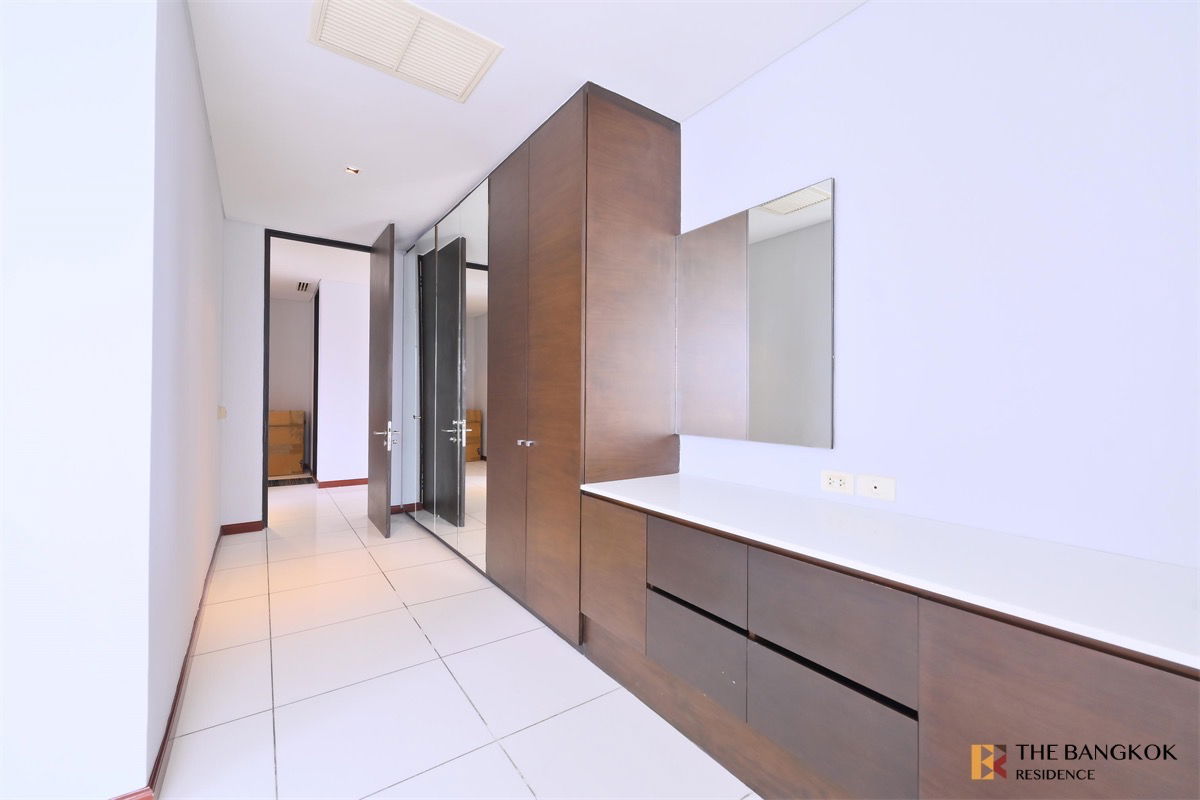 picture The Lakes 💎 Elegant High-Rise Unit with Lake View & Large Balcony  - 5/8