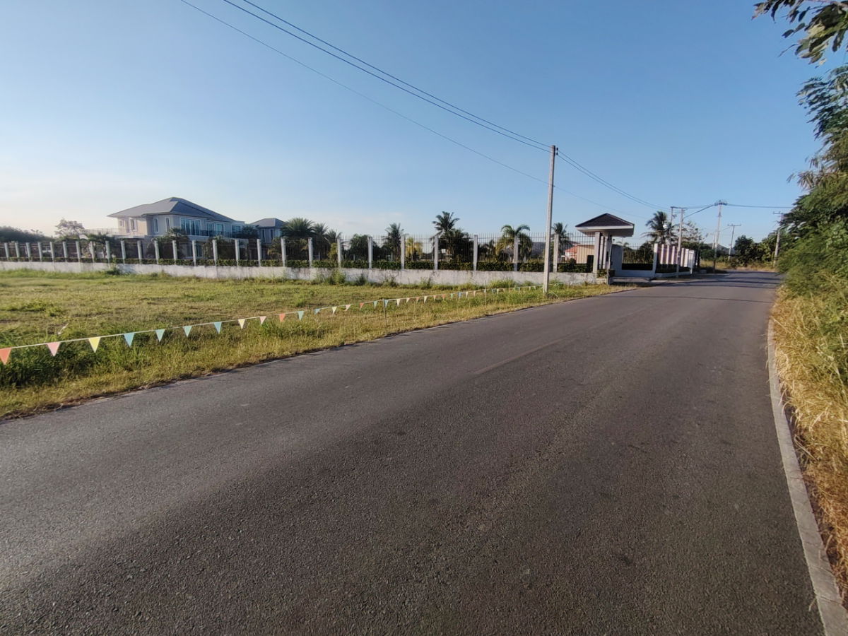 รูป ที่ดินขนาด 5 ไร่ เหมาะสำหรับการพัฒนาโครงการที่อยู่อาศัย  ที่ดินอยู่ในพื้นที่อยู่อาศัยที่กำลังเติบโตอย่างรวดเร็ว - รูปที่ 2/10