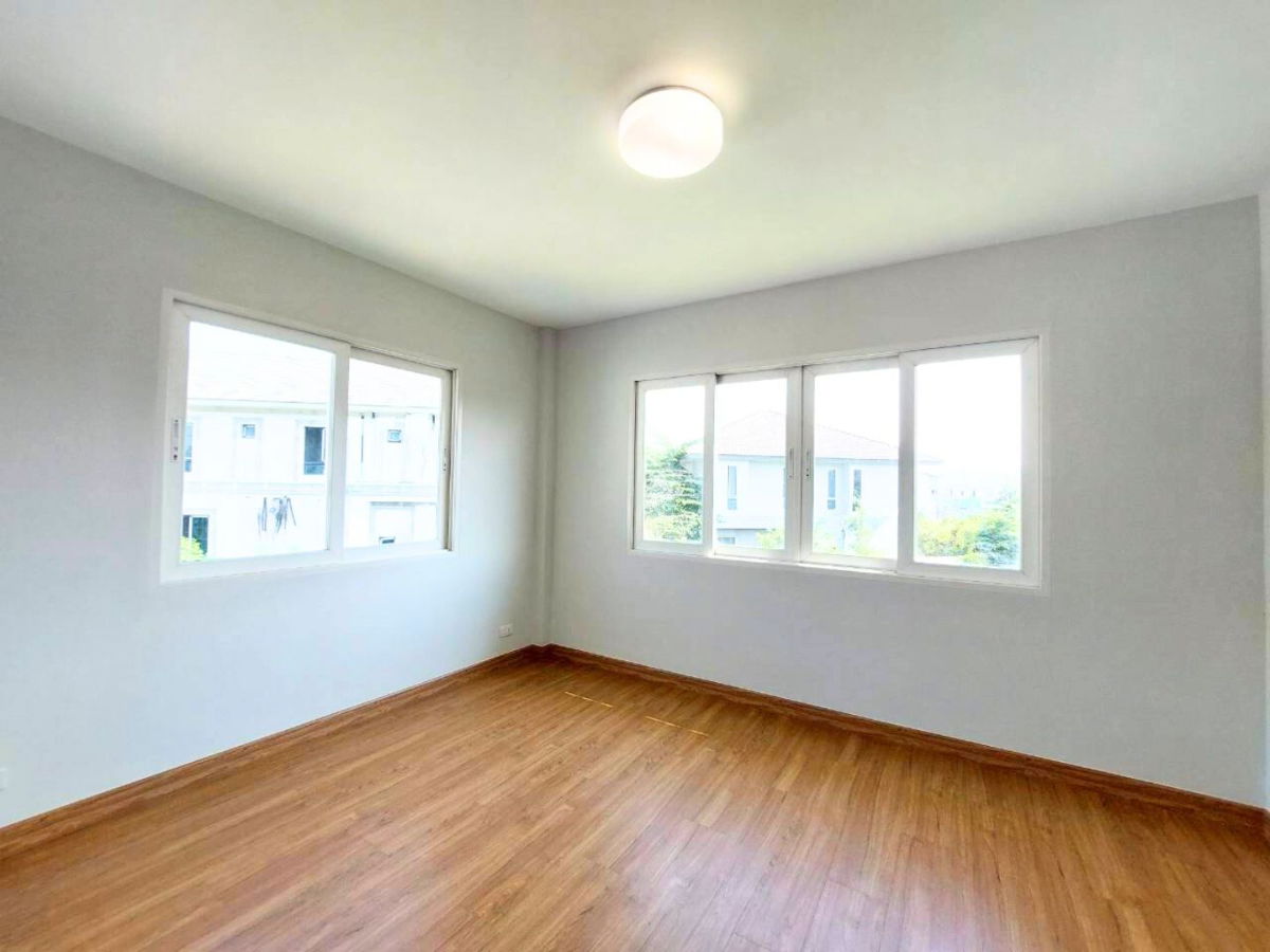 รูป บ้านหลังริมท้ายซอย เป็นส่วนตัว 129 ตร.ว. แต่งครบพร้อมเฟอร์ฯ รีโนเวทใหม่กริ๊บทั้งหลัง  ลดแรงรับปีใหม่! ราคาเพียง 7.59 ลบ. บ้านสวยพร้อมอยู่ ทำเลทอง - รูปที่ 13/27