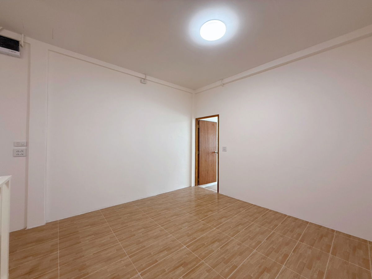 รูป ขายทาวน์เฮ้าส์ 2 ชั้น รีโนเวทใหม่ (มี 2 หลังติดกัน) ซอยลาดพร้าว 41 ใกล้รถไฟฟ้าสายสีเหลืองสถานีโชคชัย 4 ประมาณ 900 เมตรเท่านั้น - รูปที่ 12/15