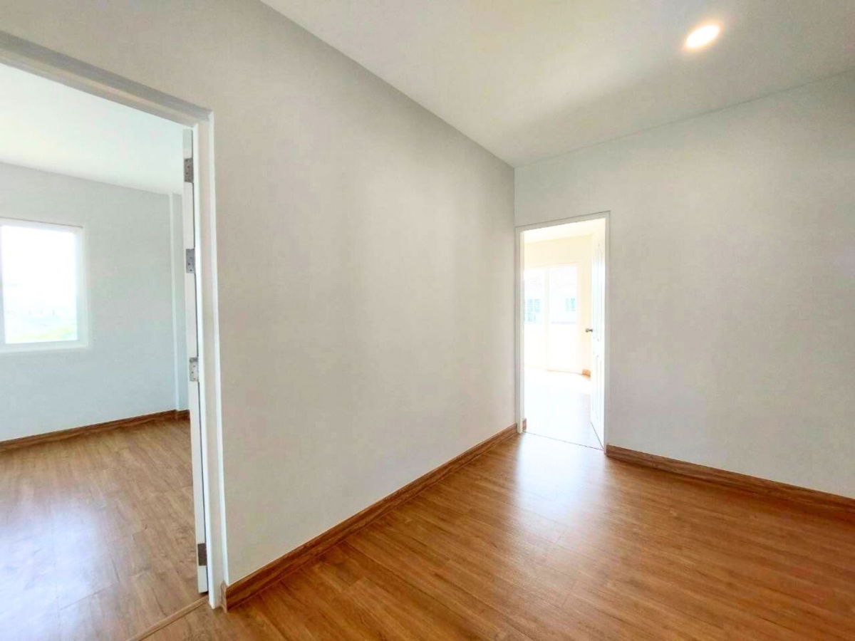 รูป บ้านหลังริมท้ายซอย เป็นส่วนตัว 129 ตร.ว. แต่งครบพร้อมเฟอร์ฯ รีโนเวทใหม่กริ๊บทั้งหลัง  ลดแรงรับปีใหม่! ราคาเพียง 7.59 ลบ. บ้านสวยพร้อมอยู่ ทำเลทอง - รูปที่ 15/27