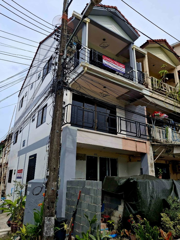 picture Home for sale with existing tenants, generating immediate income upon ownership. - 1/31