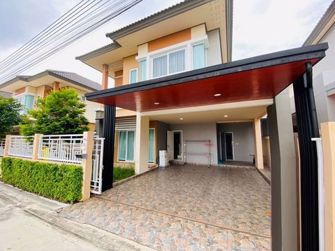 หทัยราษฎร์ 39 ถูกที่สุดในพร้อมพัฒน์ รร.สาธิตพัฒนา ให้เช่าบ้านเดี่ยว 2ชั้น 50ตรว. 4แอร์ 3น้ำ ห้องครัว ซาฟารี ปัญญา เฟอร์ครบทั้ง 3นอน