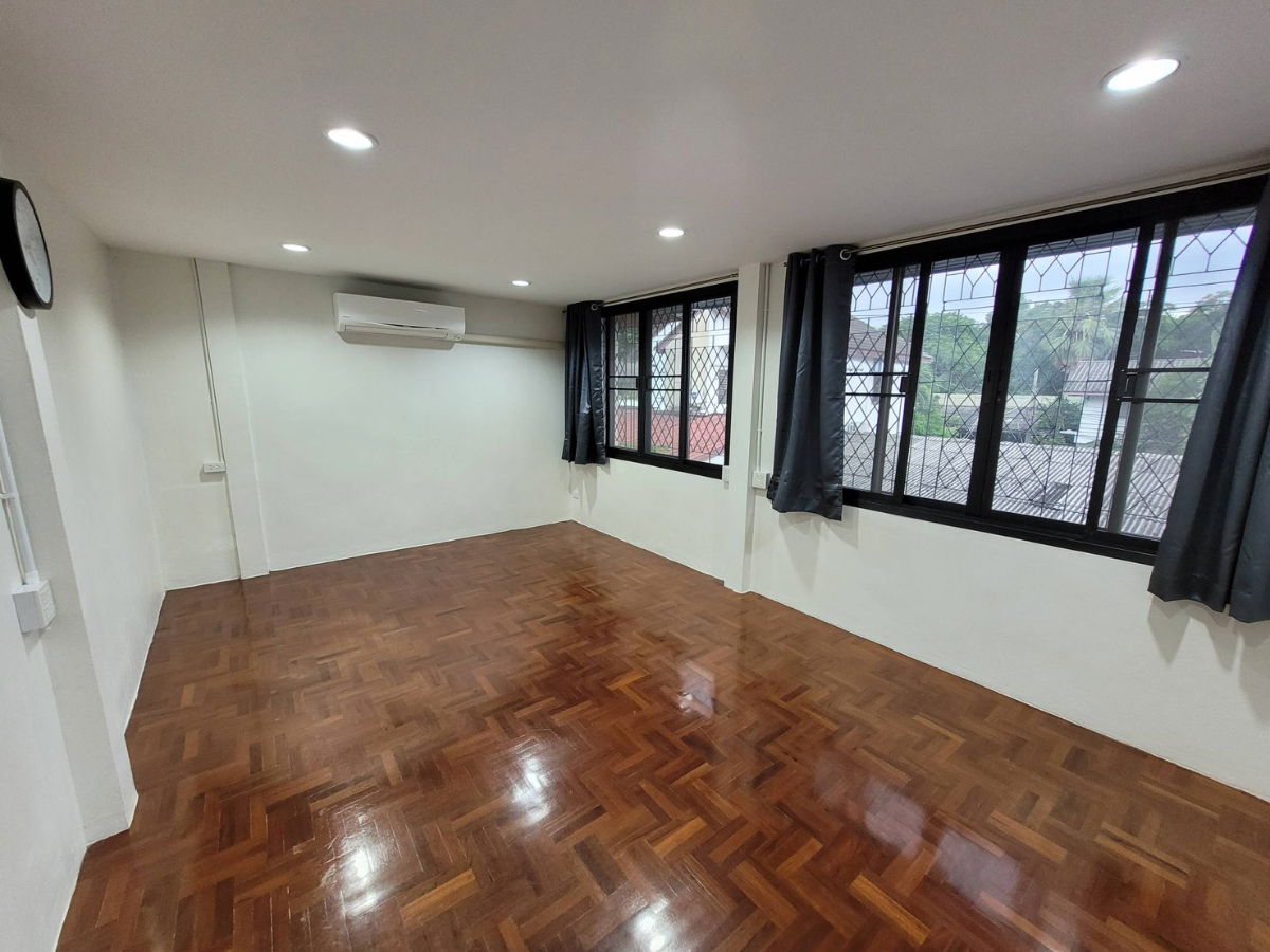 รูป T 1481 ให้เช่า ทาวน์เฮ้าส์ 2 ชั้น 4 ห้องนอน ซ.ประชาราษฎร์บำเพ็ญ 26 สภาพดี ราคา 35,000 บาท - รูปที่ 18/19