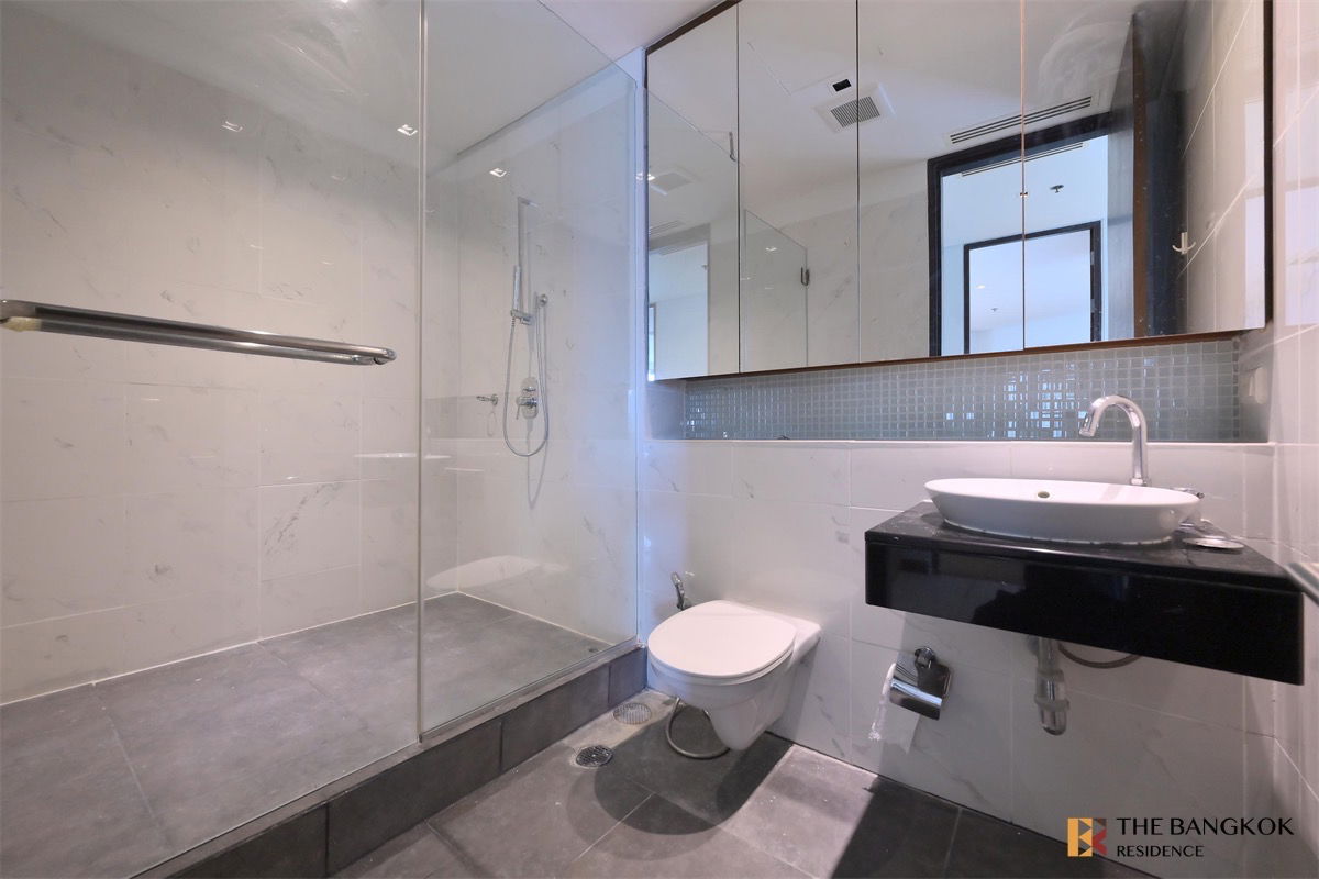 picture The Lakes 💎 Elegant High-Rise Unit with Lake View & Large Balcony  - 8/8