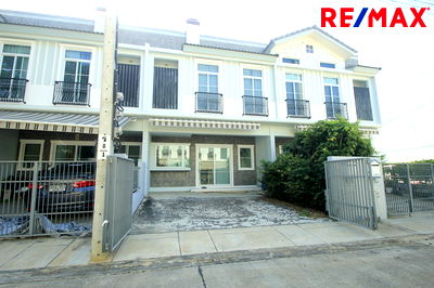 Townhouses for sale : Townhouse Villaggio Pracha Uthit 90 Land and House House The house is ready to move in. Fully furnished and includes air conditioning, 21.4 sq m, at