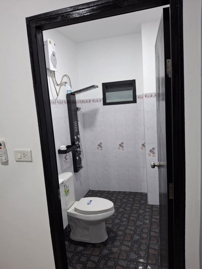 picture Home for sale with existing tenants, generating immediate income upon ownership. - 10/31