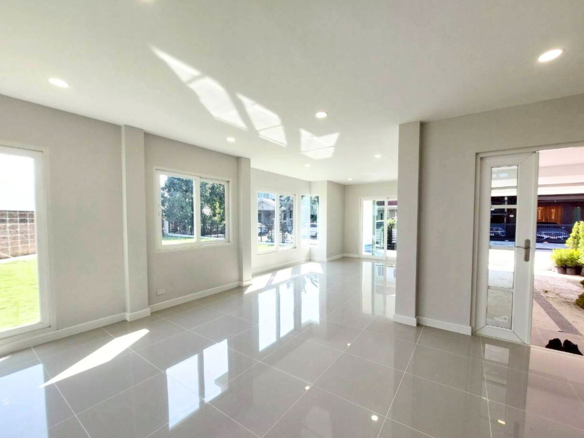 รูป บ้านหลังริมท้ายซอย เป็นส่วนตัว 129 ตร.ว. แต่งครบพร้อมเฟอร์ฯ รีโนเวทใหม่กริ๊บทั้งหลัง  ลดแรงรับปีใหม่! ราคาเพียง 7.59 ลบ. บ้านสวยพร้อมอยู่ ทำเลทอง - รูปที่ 2/27