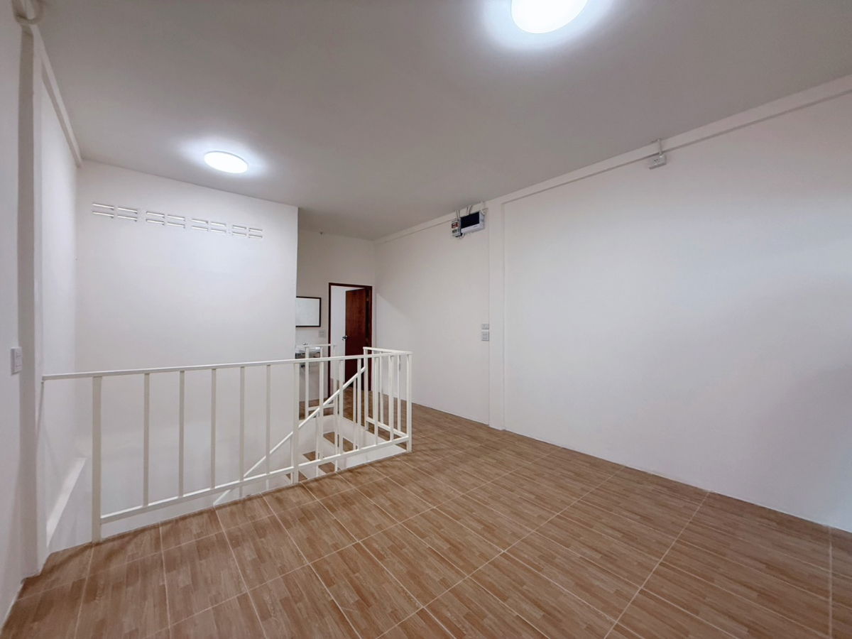 รูป ขายทาวน์เฮ้าส์ 2 ชั้น รีโนเวทใหม่ (มี 2 หลังติดกัน) ซอยลาดพร้าว 41 ใกล้รถไฟฟ้าสายสีเหลืองสถานีโชคชัย 4 ประมาณ 900 เมตรเท่านั้น - รูปที่ 10/15