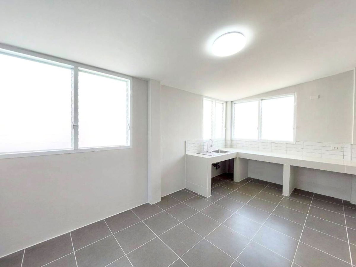 รูป บ้านหลังริมท้ายซอย เป็นส่วนตัว 129 ตร.ว. แต่งครบพร้อมเฟอร์ฯ รีโนเวทใหม่กริ๊บทั้งหลัง  ลดแรงรับปีใหม่! ราคาเพียง 7.59 ลบ. บ้านสวยพร้อมอยู่ ทำเลทอง - รูปที่ 5/27