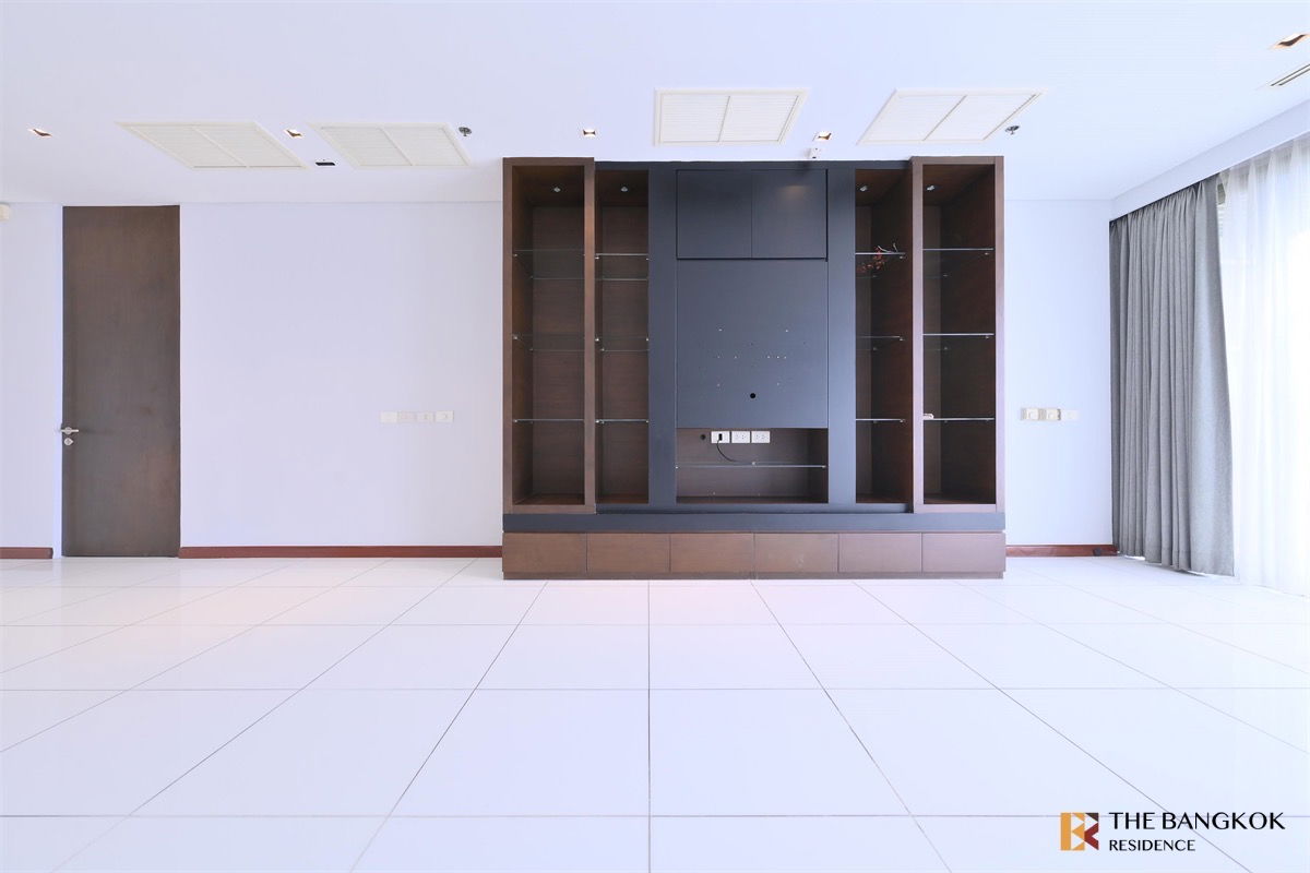 picture The Lakes 💎 Elegant High-Rise Unit with Lake View & Large Balcony  - 1/8