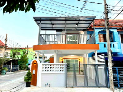 ขายทาวน์โฮม : บ้านหลังมุม  ทำเลดี  ติดถนนบางกรวย–ไทรน้อย  #หมู่บ้านกานต์มณี   ทาวน์เฮ้าส์ 3 ห้องนอน รีโนเวทใหม่ บ้านสวยมาก