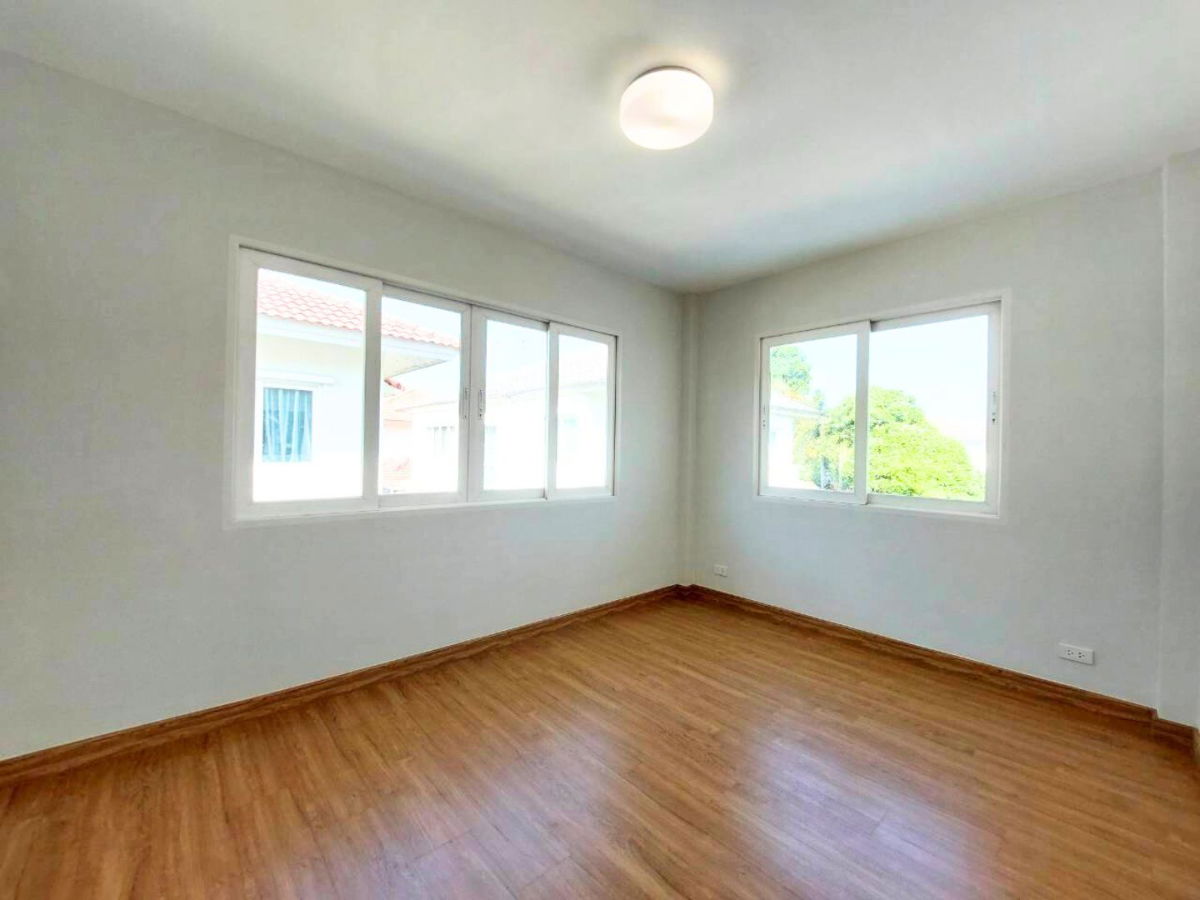 รูป บ้านหลังริมท้ายซอย เป็นส่วนตัว 129 ตร.ว. แต่งครบพร้อมเฟอร์ฯ รีโนเวทใหม่กริ๊บทั้งหลัง  ลดแรงรับปีใหม่! ราคาเพียง 7.59 ลบ. บ้านสวยพร้อมอยู่ ทำเลทอง - รูปที่ 12/27