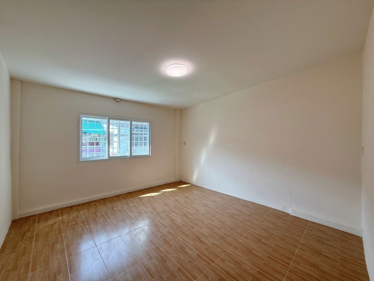 รูป ขายทาวน์เฮ้าส์ 2 ชั้น รีโนเวทใหม่ (มี 2 หลังติดกัน) ซอยลาดพร้าว 41 ใกล้รถไฟฟ้าสายสีเหลืองสถานีโชคชัย 4 ประมาณ 900 เมตรเท่านั้น - รูปที่ 11/15