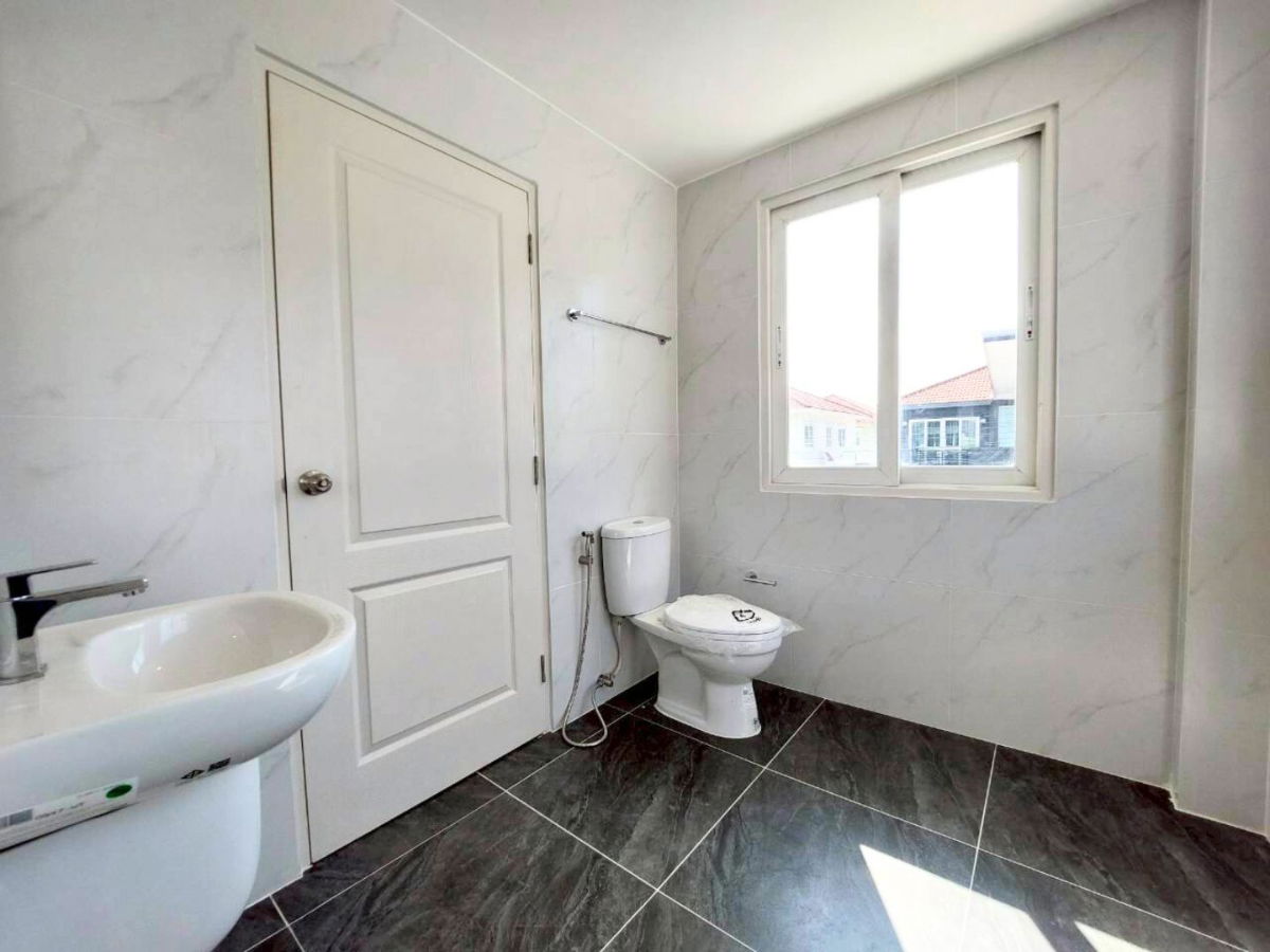 รูป บ้านหลังริมท้ายซอย เป็นส่วนตัว 129 ตร.ว. แต่งครบพร้อมเฟอร์ฯ รีโนเวทใหม่กริ๊บทั้งหลัง  ลดแรงรับปีใหม่! ราคาเพียง 7.59 ลบ. บ้านสวยพร้อมอยู่ ทำเลทอง - รูปที่ 22/27