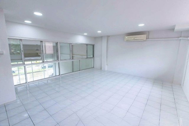 รูป เชื่อมต่อกัน 2 คูหา 3 ชั้น ลาดกระบัง บิ๊กซี เคหะร่มเกล้า 500 ม.ให้เช่าอาคารใหญ่ 4 น้ำ 41ตร.วา. 490ตร.ม. รร.ร่วมฤดีวิเทศศึกษา มีนบุรี3กม. - รูปที่ 4/8