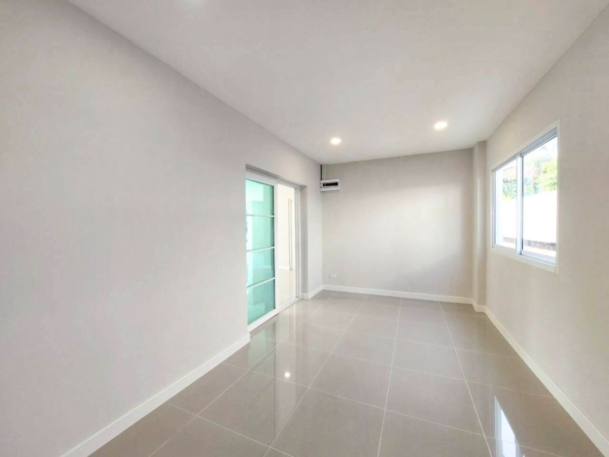 รูป บ้านหลังริมท้ายซอย เป็นส่วนตัว 129 ตร.ว. แต่งครบพร้อมเฟอร์ฯ รีโนเวทใหม่กริ๊บทั้งหลัง  ลดแรงรับปีใหม่! ราคาเพียง 7.59 ลบ. บ้านสวยพร้อมอยู่ ทำเลทอง - รูปที่ 8/27