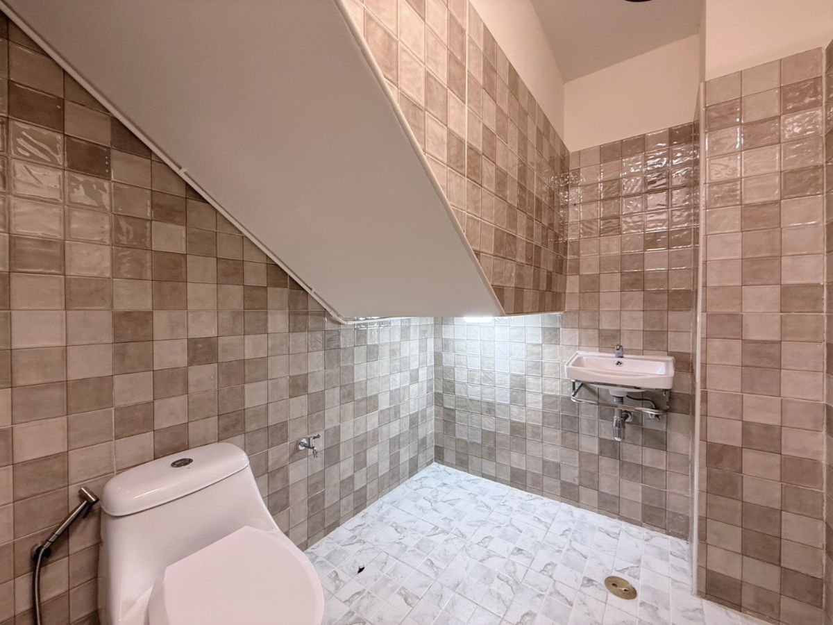 รูป ขายทาวน์เฮ้าส์ 2 ชั้น รีโนเวทใหม่ (มี 2 หลังติดกัน) ซอยลาดพร้าว 41 ใกล้รถไฟฟ้าสายสีเหลืองสถานีโชคชัย 4 ประมาณ 900 เมตรเท่านั้น - รูปที่ 7/15