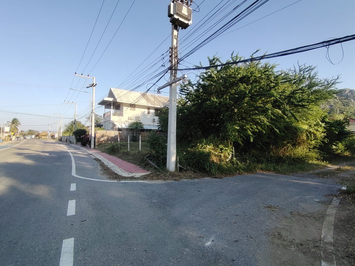 รูป ขายที่ดินแปลงหัวมุมเนื้อที่ 108.5 ตารางวา อยู่ในทำเลดี ห่างจากหาดเขากระโหลกเพียง 168 เมตร! - รูปที่ 3/9