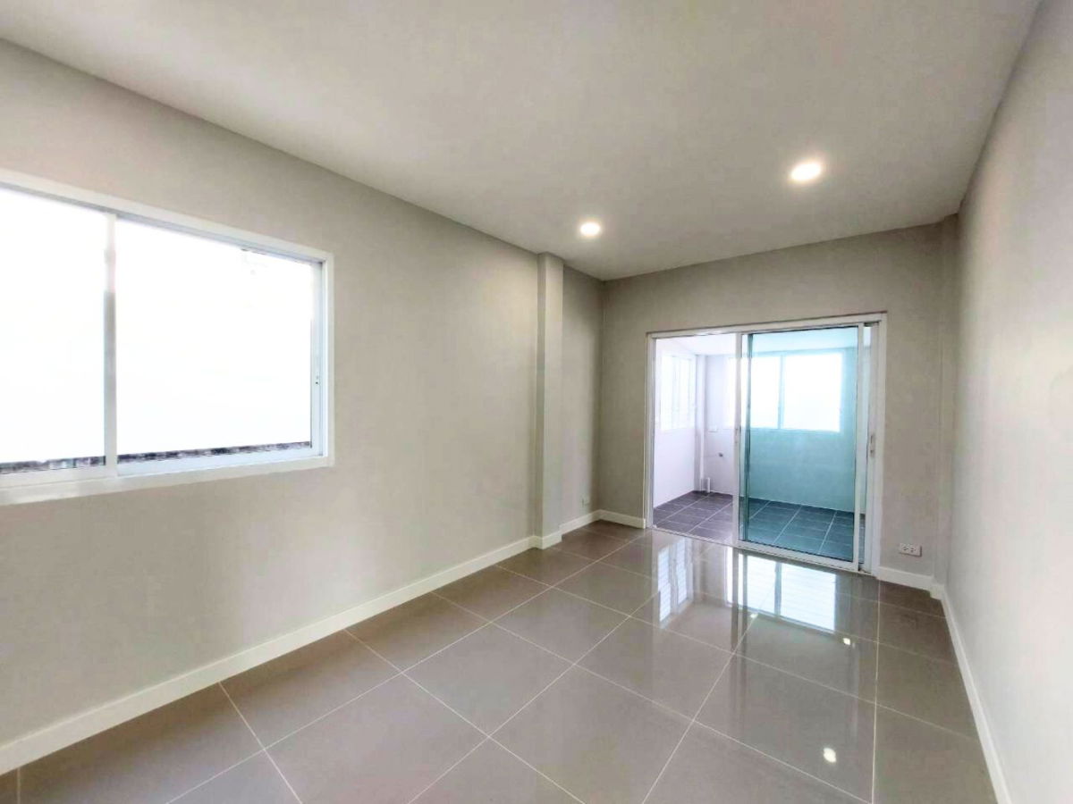 รูป บ้านหลังริมท้ายซอย เป็นส่วนตัว 129 ตร.ว. แต่งครบพร้อมเฟอร์ฯ รีโนเวทใหม่กริ๊บทั้งหลัง  ลดแรงรับปีใหม่! ราคาเพียง 7.59 ลบ. บ้านสวยพร้อมอยู่ ทำเลทอง - รูปที่ 6/27