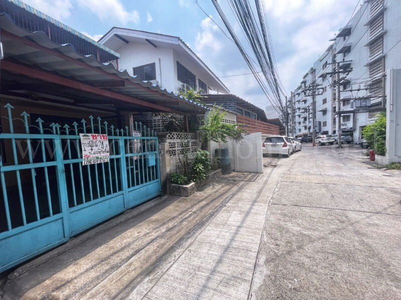 รูป ทาวน์เฮ้าส์ ซอยจตุรทิศ 2 ดินแดง หลังริม ใกล้ BTS อนุสาวรีย์ชัยสมรภูมิ - รูปที่ 2/16