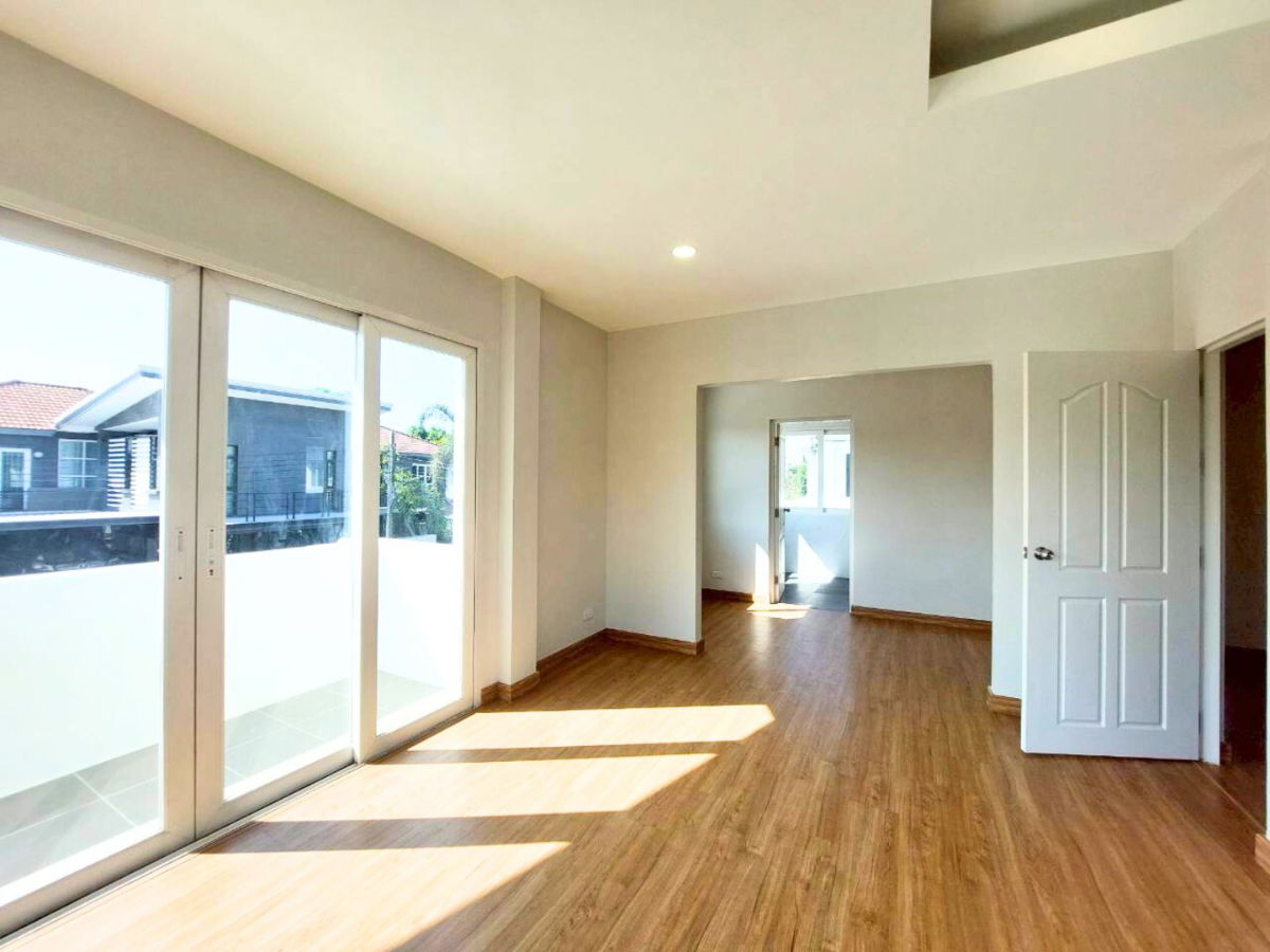 รูป บ้านหลังริมท้ายซอย เป็นส่วนตัว 129 ตร.ว. แต่งครบพร้อมเฟอร์ฯ รีโนเวทใหม่กริ๊บทั้งหลัง  ลดแรงรับปีใหม่! ราคาเพียง 7.59 ลบ. บ้านสวยพร้อมอยู่ ทำเลทอง - รูปที่ 18/27