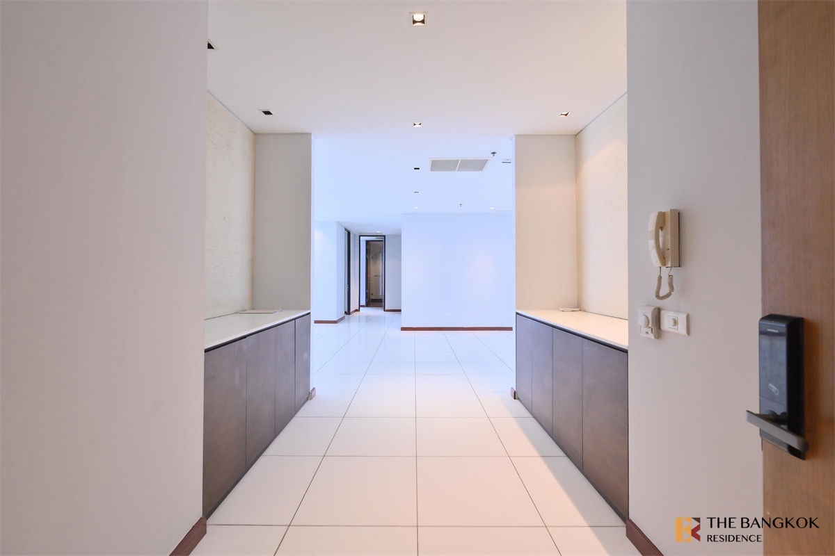 picture The Lakes 💎 Elegant High-Rise Unit with Lake View & Large Balcony  - 7/8