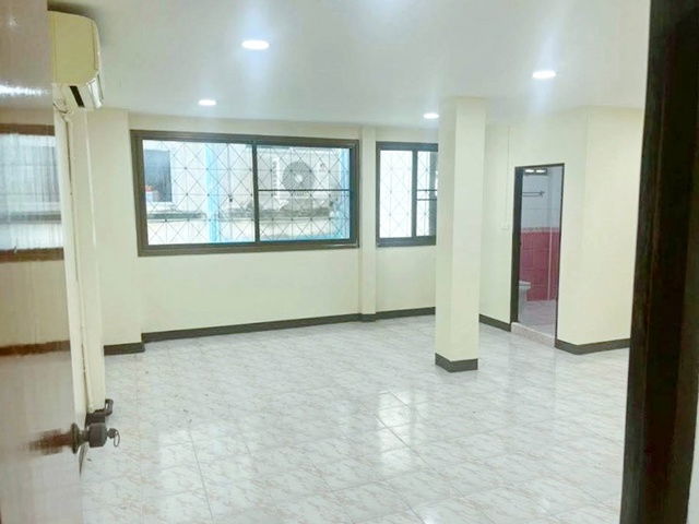 รูป สุขุมวิท 50 ให้เช่าทาวน์เฮ้าส์ 3 ชั้น BTS พระโขนง 890ม. BTSอ่อนนุช 1กม. 20 ตร.วา. 240 ตร.ม. รร.นานาชาติ เซนต์แอนดรูส์ฯ กรุงเทพ 1.1 กม. - รูปที่ 2/8