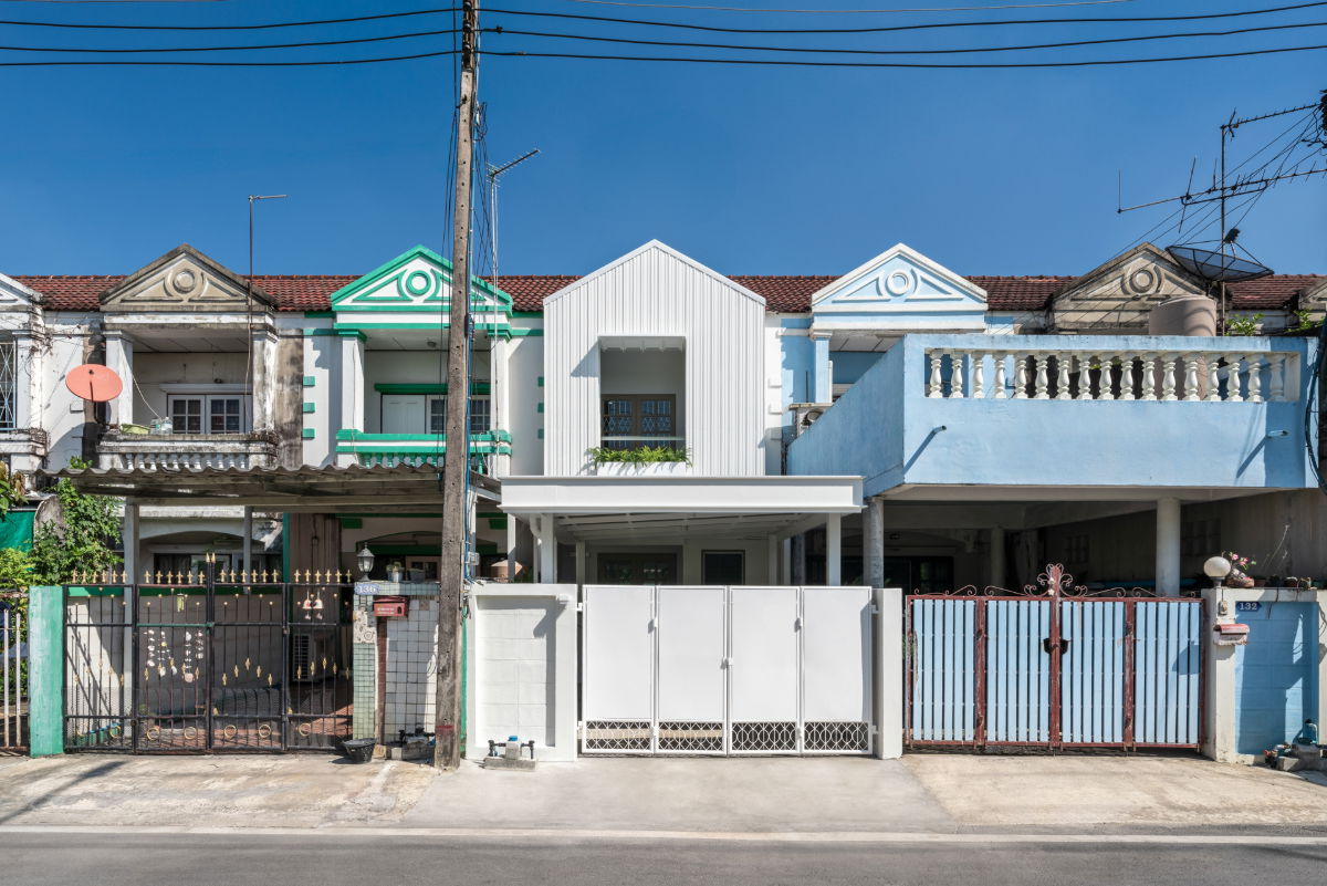 รูป ทาวน์เฮ้าส์รีโนเวท 2 ชั้น — คลอง 2 ธัญบุรี จากถนนใหญ่รังสิต-นครนายกเพียง 400 เมตร  ราคาเพียง 1,890,000.- - รูปที่ 1/15