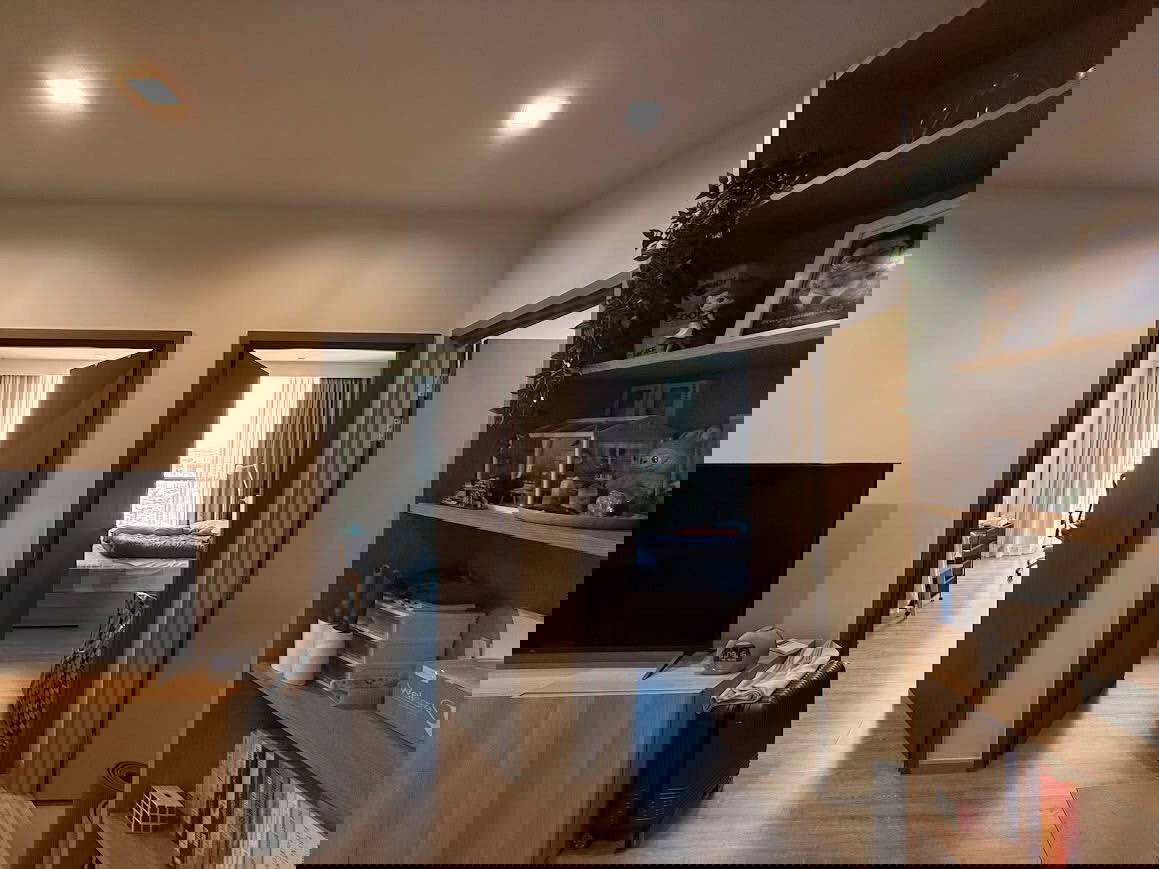 picture THE LINE                   Wongsawang  - 7/16