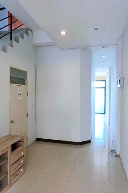 รูป ติดถนนใหญ่ ซ.ฉลองกรุง 24-35 ตลาดนครฉลองกรุง500ม. ม.เจ้าคุณทหารลาดกระบัง 3.8 กม. หน้านิคมลาดกระบัง อาคารพาณิชย์ 4ชั้น 370ตร.ม. - รูปที่ 7/8