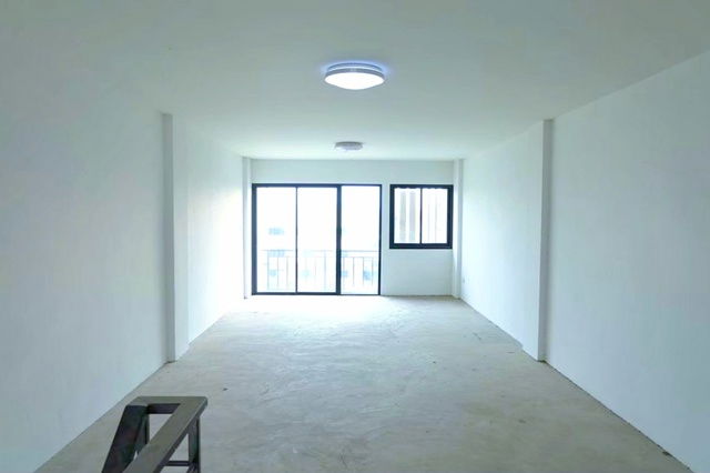 รูป ติดถนนใหญ่ ซ.ฉลองกรุง 24-35 ตลาดนครฉลองกรุง500ม. ม.เจ้าคุณทหารลาดกระบัง 3.8 กม. หน้านิคมลาดกระบัง อาคารพาณิชย์ 4ชั้น 370ตร.ม. - รูปที่ 8/8